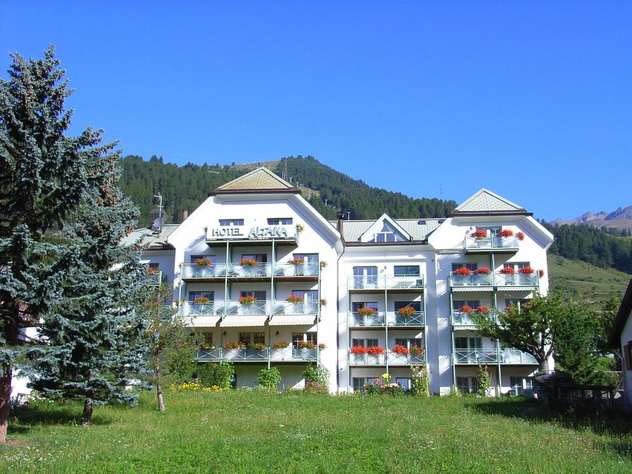 Typically Swiss Hotel Altana Scuol Exterior photo